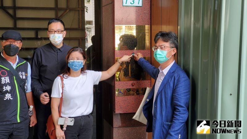 ▲醫師蘇偉碩與妻子北上台北地檢署，對衛福部長陳時中、食藥署長吳秀梅提出刑事誣告及民事求償100萬元。（圖／記者潘千詩攝，2022.07.04）