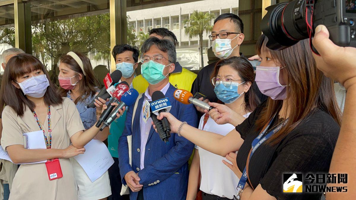▲醫師蘇偉碩與妻子北上台北地檢署，對衛福部長陳時中、食藥署長吳秀梅提出刑事誣告及民事求償100萬元。（圖／記者潘千詩攝，2022.07.04）