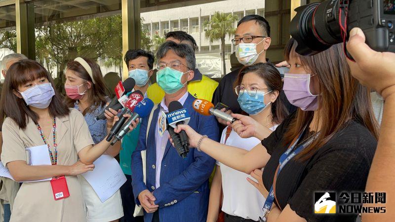 ▲醫師蘇偉碩與妻子北上台北地檢署，對時任衛福部長陳時中、食藥署長吳秀梅提出刑事誣告及民事求償100萬元。（圖／NOWnews資料照，記者潘千詩攝）