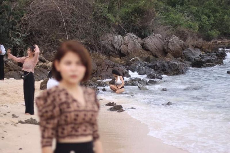 ▲網友分享一組泰國情侶外出拍照的圖片，後方比基尼妹變成亮點，笑翻不少人。（圖/Jakapong Thongdee臉書）