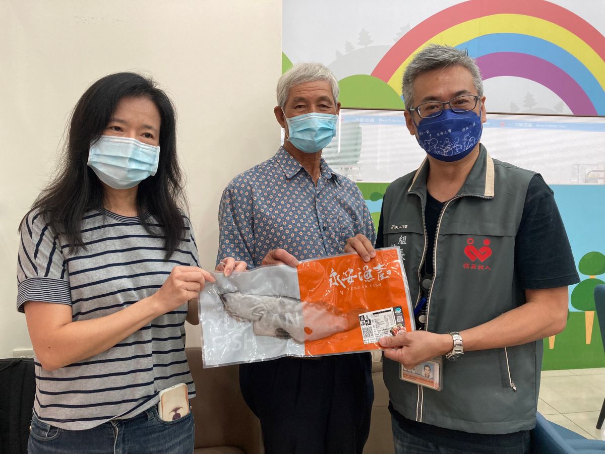 ▲永安區漁會與高雄捐血中心合作，在今（4）日上午舉辦捐血送石斑活動，捐血救人還有石斑補充營養，左起永安漁會總幹事李秋錦、常務監事黃世祿、高雄捐血中心組長葉正弘。（圖／翻攝畫面）