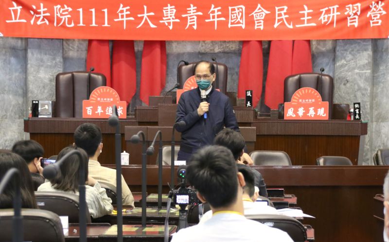 ▲立法院長游錫堃從歷史觀點細說從頭，向在場大學生強調「台灣民主的英雄應該是年輕人」。（圖／立法院提供，2022.07.04）