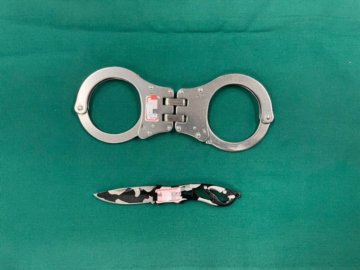 ▲薛男遭上銬控制行動，卻持刀刺向張男胸口。（圖／翻攝畫面）