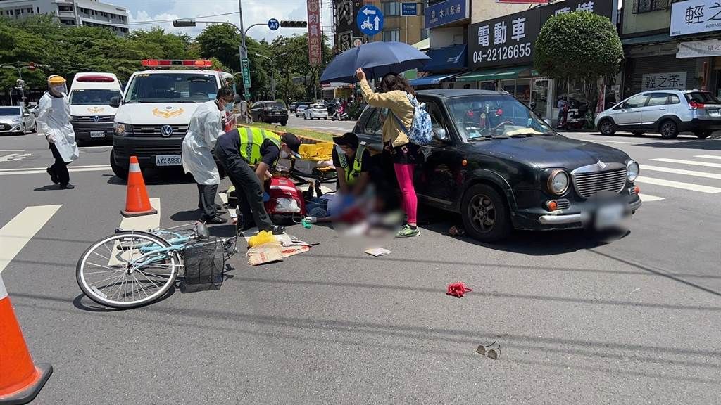▲台中市東區建成路，今（4）日中午12點多，發生一起死亡車禍，一位81歲的李姓老翁，騎單車橫越馬路時，疑似沒有注意號誌「切西瓜」跨越路口，結果遭到綠燈直行在快車道的轎車撞上，李姓老翁送醫後仍宣告不治。（圖／翻攝畫面）