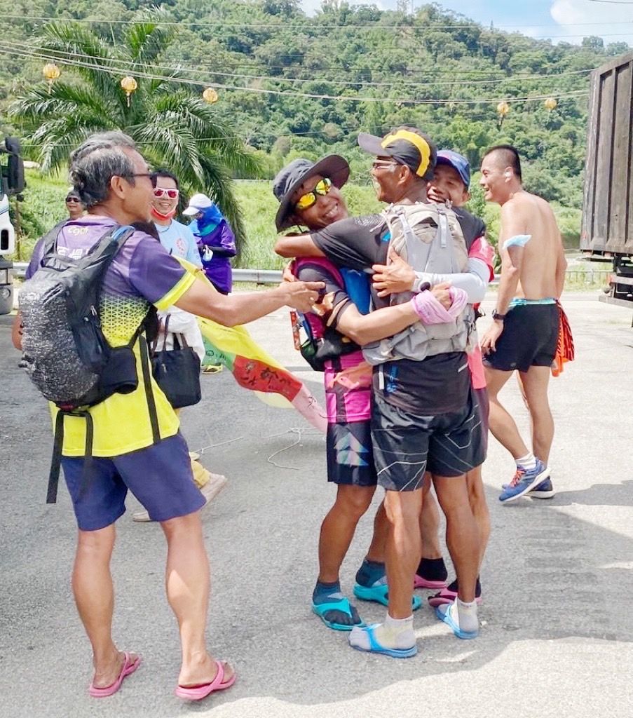 ▲于炯彬、陳太龍、方錫棋，圓夢3人組，23天完成馬拉松環台(圖／謝志忠提供2022.7.4)