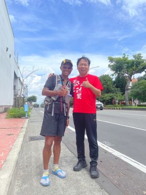 人生夢想清單 60歲于炯彬完成馬拉松環台壯舉 ▲中市議員謝志忠(右)到場為于炯彬「不老跑者」加油打氣(圖/謝志忠提供2022.7.4)