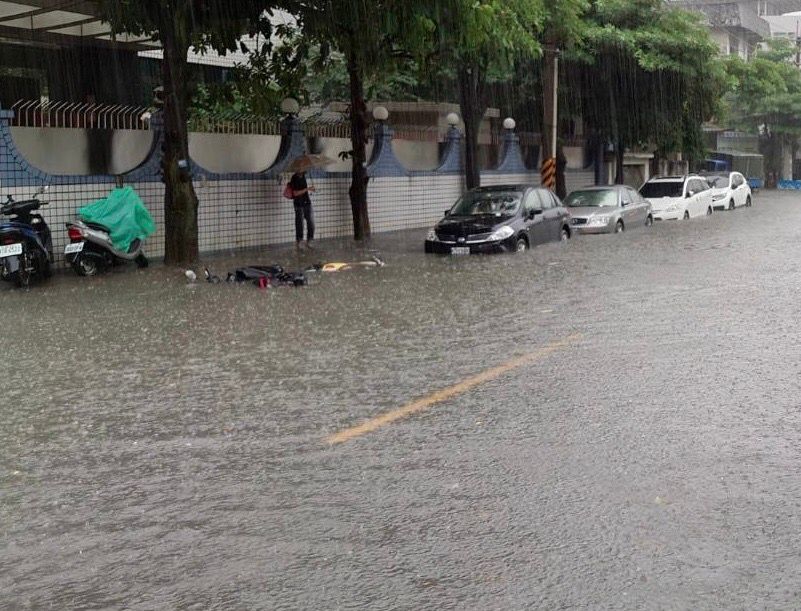▲今日午後大雷雨來得又快又急，北市樹林區武林街下午3點多也出現80公尺長，深度約9cm的積淹水。（圖／翻攝畫面）
