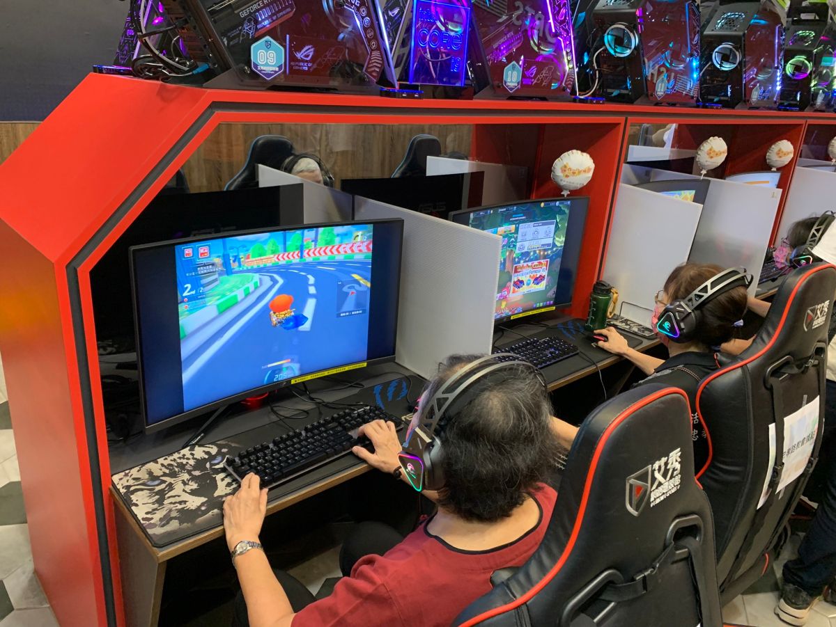 ▲台中市政府社會局推動「老玩咖-跑跑卡丁車」電競課程，帶領社區阿公、阿嬤進行為期6週訓練，讓長輩與年輕人無代溝。（圖／社會局提供)