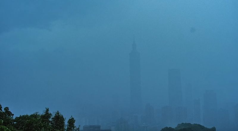 ▲台北地區今（4）日下午下起暴雨，台北101一度被籠罩在雨幕之中，幾乎消失在眼前。（圖／翻攝自「象山看台北-4K即時影像」）