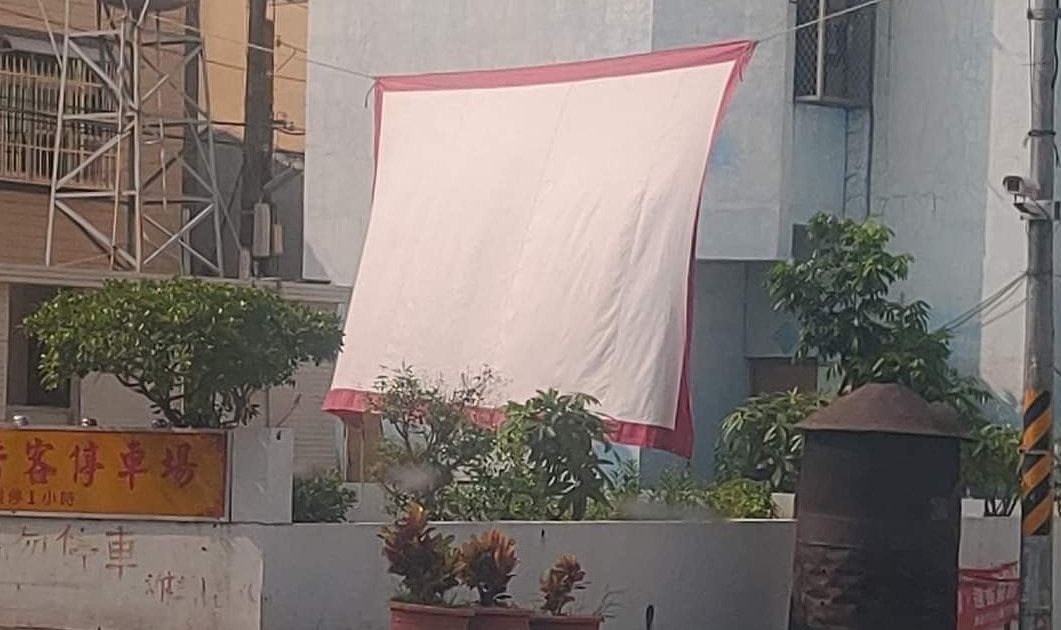▲有網友就分享一張「路邊掛著白布」的照片，貼文勾起許多人的回憶，並紛紛解答其用途。（圖／翻攝自爆廢公社）