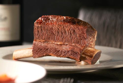 ▲王品集團為暑假親子客群推出優惠活動，12歲以下「憑兒童小黃卡」到王品牛排用餐，即招待焗烤海鮮法式圓麵包等800元餐點。品田牧場與「角落小夥伴」合作周邊商品；陶板屋中部兩改裝店祭出平日買四送一免費優惠。（圖／翻攝自王品牛排FB）