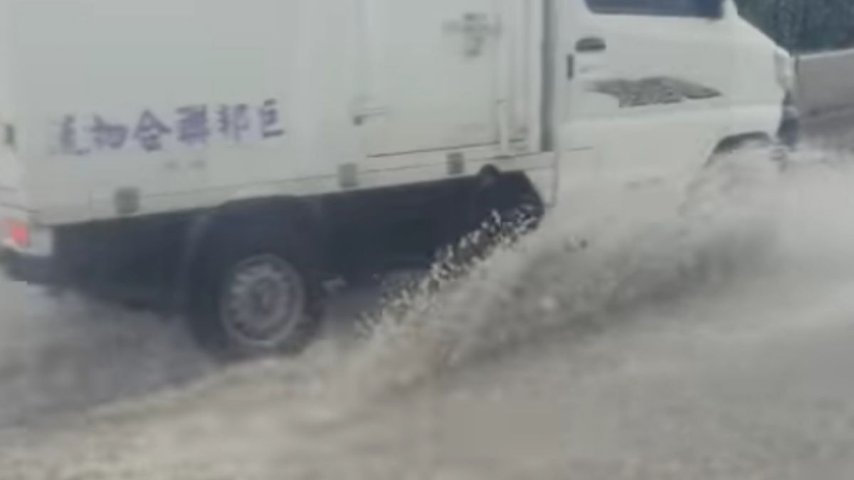 ▲有外送員拍下新莊淹水慘況，提醒同行們加油，同時也抱怨平台沒有加碼。（圖／外送員的奇聞怪事）