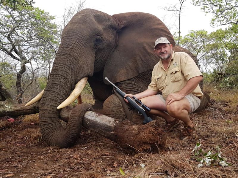 ▲南非一位惡名昭彰的野生動物獵人納德，日前遭人槍殺身亡，還疑似是「行刑式爆頭」慘死。（圖／翻攝自Riaan Naude的臉書）