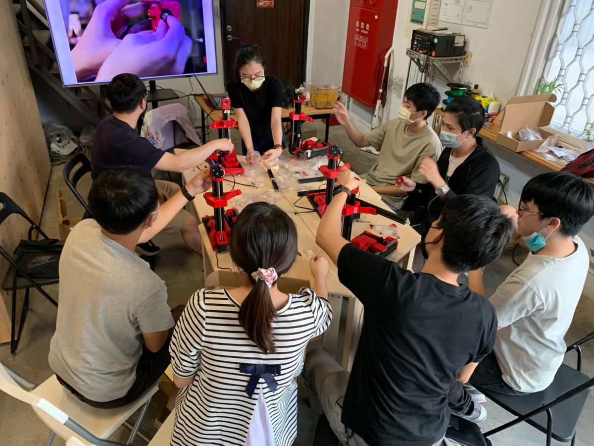 ▲青年局扶植在地青創不遺餘力，透過所轄青創空間-「Pinway」培育青年創業，圖為進駐團隊「硬印HardPrint」研發3D列印機並開課進行教學。（圖／高市府提供）