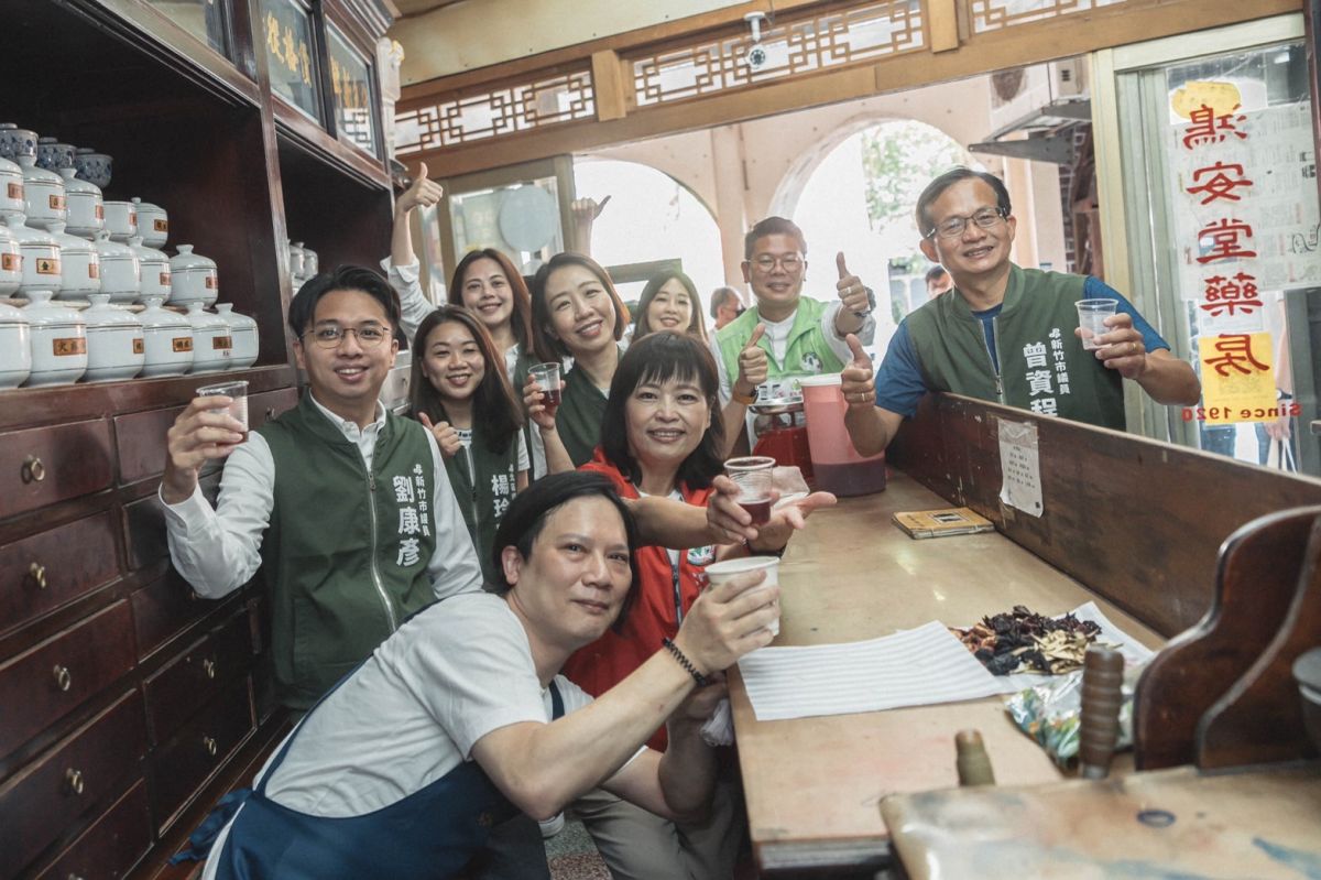 ▲沈慧虹造訪竹市百年中藥行鴻安堂，她表示會借鏡鴻安堂「堅定信念，開創未來」的精神，打造新竹的未來。（圖／沈慧虹辦公室提供）