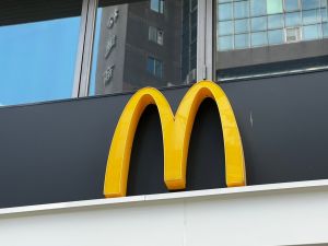 麥當勞配圖 ▲因應暑假,麥當勞歡樂送祭出「深夜食堂8.4折」快閃優惠,夜貓族免出門爽吃。(圖/張勵德攝)