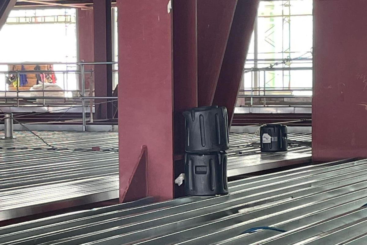 ▲工地內可以見到黑色的塑膠大桶。（圖／取自《爆廢公社》）