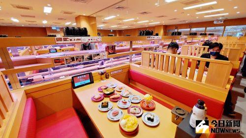 ▲前壽司郎員工提到，下午時段其實是員工補餐具或茶杯時間，以水杯為例，補齊需要走進用餐桌內，因可能會打擾顧客用餐，通常會等待顧客離開才補齊，若顧客長時間待著可能會影響工作進度。（圖／記者陳美嘉攝）