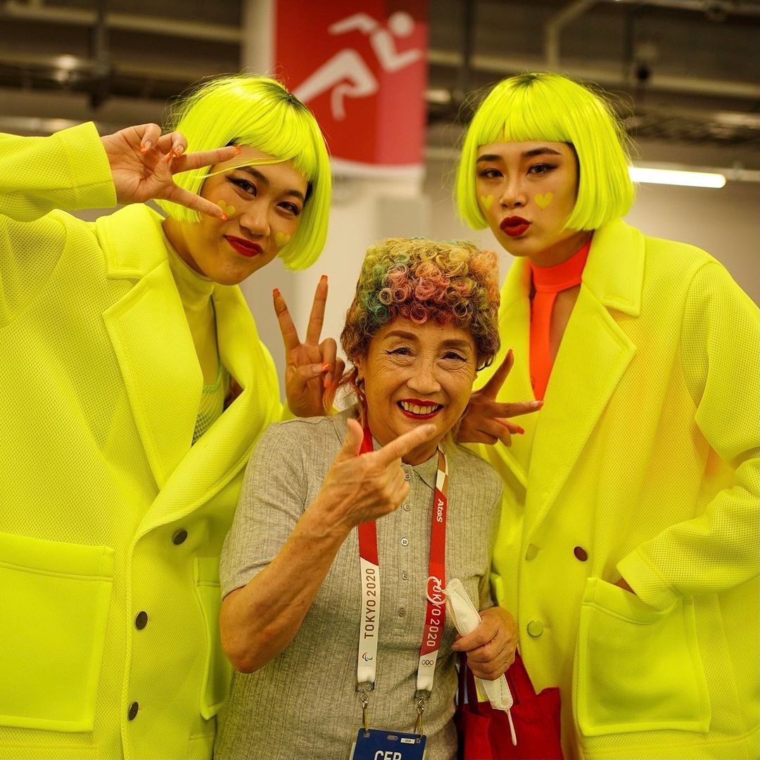 ▲即使已經70多歲高齡，和田町子（中）仍不畏懼年齡，向孫女SAKRA和CHINATSU學習舞蹈。（圖／翻攝自@sistagram_sis）