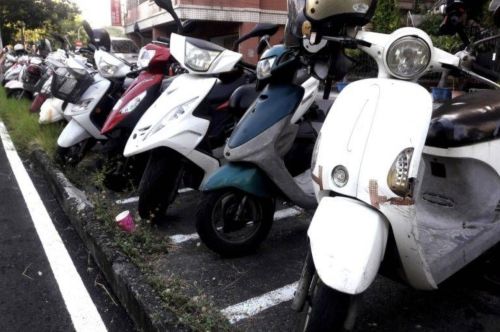 一堆車主不知！機車「有1物」檢舉秒罰1800元：還得驗車、換行照
