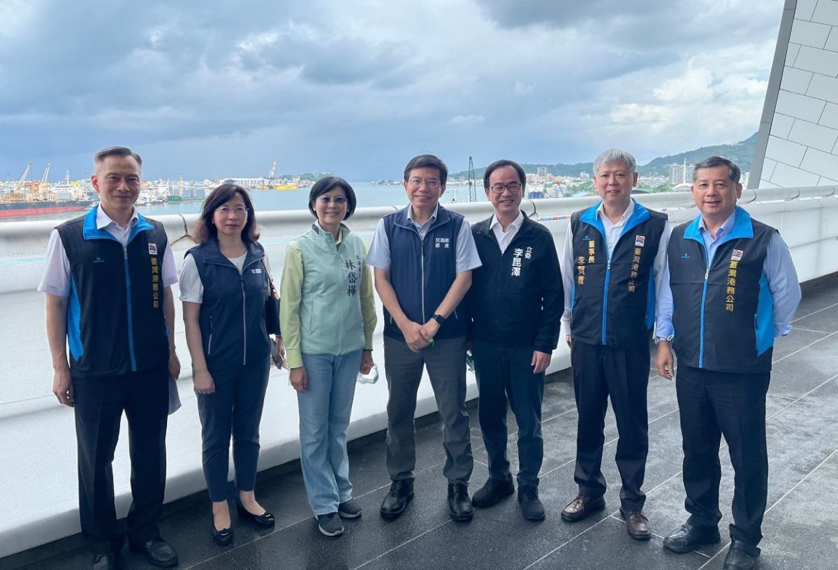 ▲交通部部長王國材(中)、立法委員李昆澤(右3)、林岱樺(左3)，由台灣港務公司董事長李賢義(右2)、總經理陳劭良(左1)、高雄港務分公司總經理王錦榮(右1)、交通部航政司司長何淑萍(左2)等人陪同，到高雄港客運專區旅運大樓視察。(圖／記者黃守作攝，2022.07.05) 