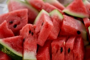 夏天狂嗑西瓜很消暑？熱量、營養大公開　「3種人」小心吃壞身體
