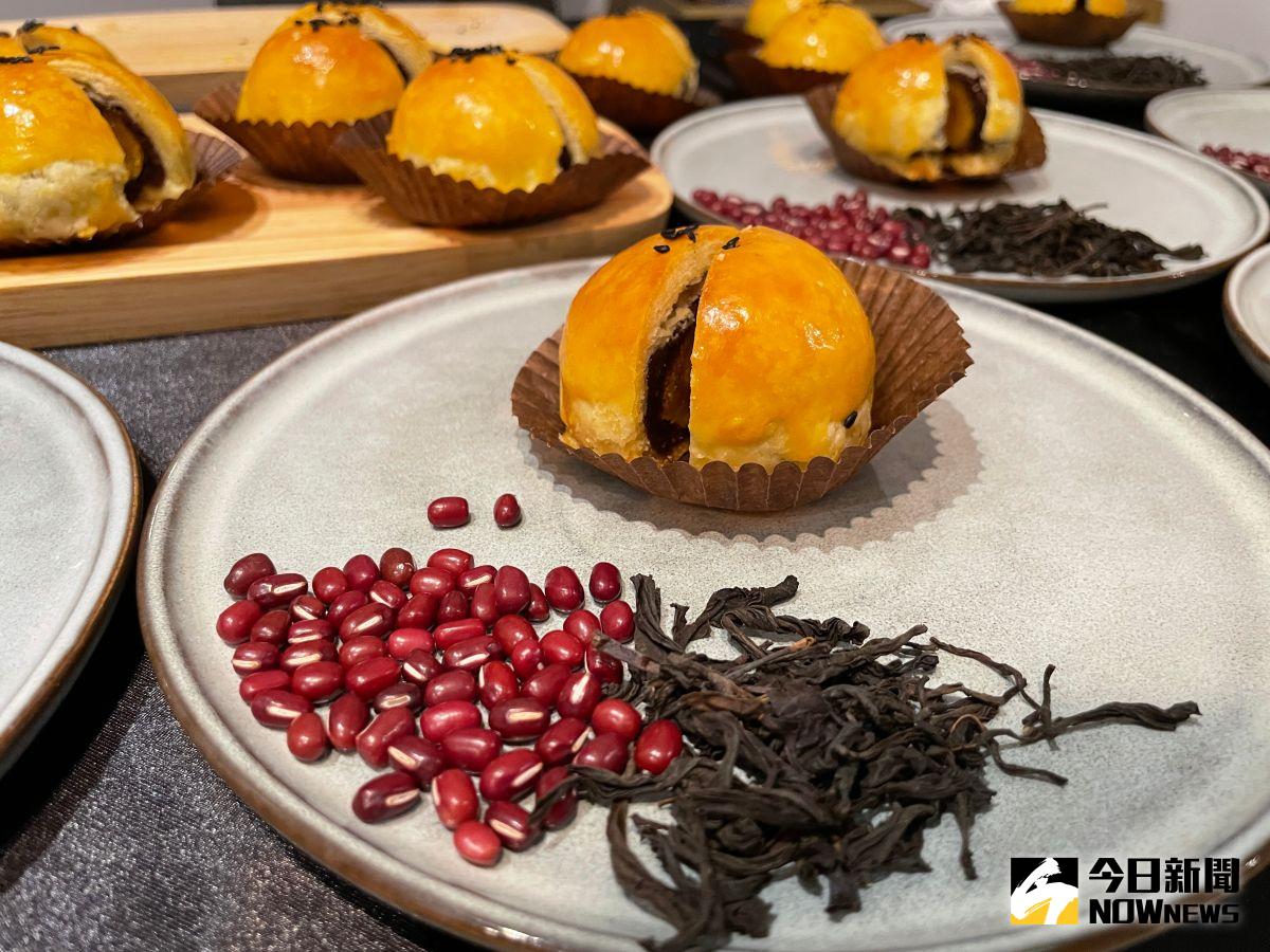 ▲郭元益今（5）日宣布，與時裝品牌APUJAN詹朴再度跨界攜手合作，限量登場的設計師禮盒「FOR YOU」全新的頂級蛋黃酥為主角。（圖／記者黃仁杰攝,2022.07.05）