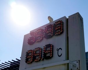 日本天氣 ▲日本近來天氣炎熱,卻因為能源危機必須節電。圖為岐阜縣多治見市車站前溫度計,顯示為39.4度。(圖/美聯社/達志影像)