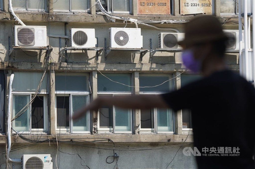 ▲張姓男子染疫後居家隔離，獨自一人住3樓，太太和2名子女住2樓仍確診，醫師發現住家門窗緊閉，冷氣開整天反讓病毒在空氣中久留。圖為台北市中正區大樓外牆的冷氣室外機。（圖／中央社）