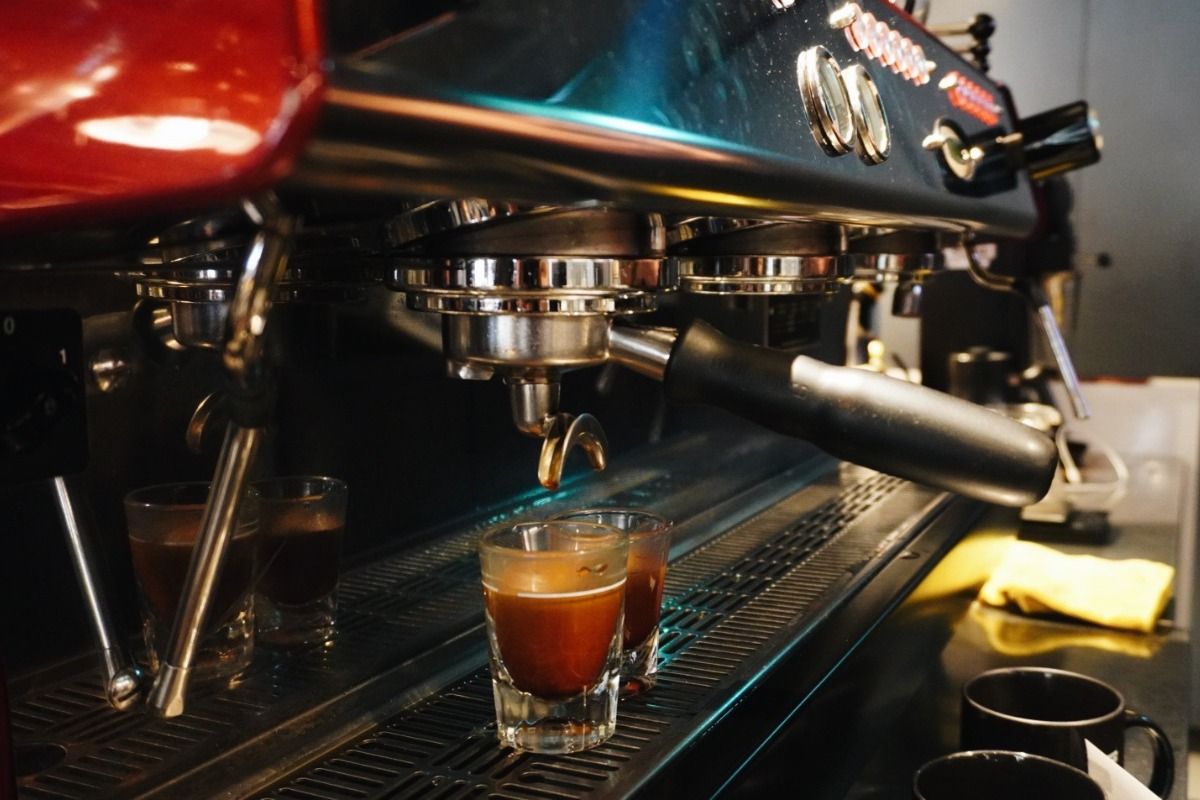 ▲首席咖啡師「大寶」及配合的烘豆師，會依生豆品質、規劃及訴求，調整咖啡豆配方，讓精品咖啡豆發揮最好的風味。（圖／普橘島 gamaisland臉書）