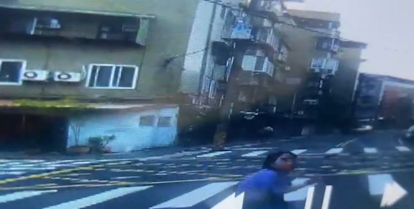 ▲一名正在過馬路的紫衣女子，看到轎車靠近後居然偏離斑馬線，直直朝著轎車跑過去，想碰瓷。（圖／翻攝記者爆料網）