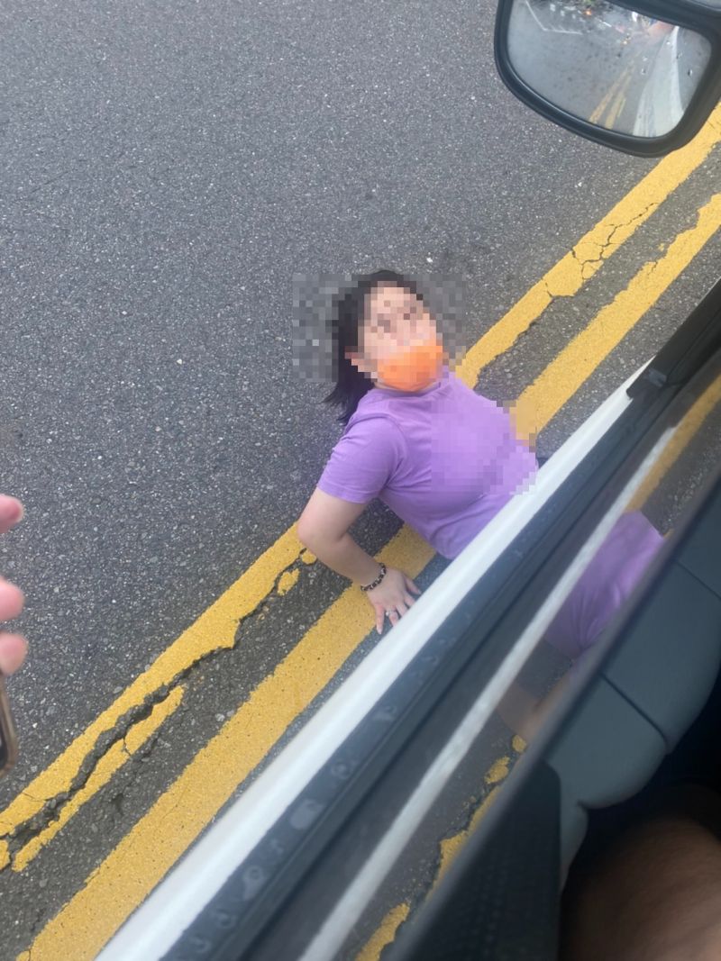 ▲紫衣女子假裝撞車後，自動「滾入車底」，還露出驚恐神色。（圖／翻攝記者爆料網）