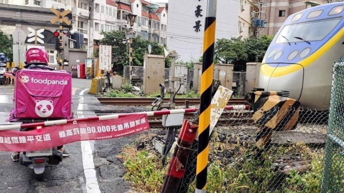 ▲有民眾下班撞見外送員誤闖平交道，最後搞到現場所有用路人都要等他。（圖／爆廢公社公開版）