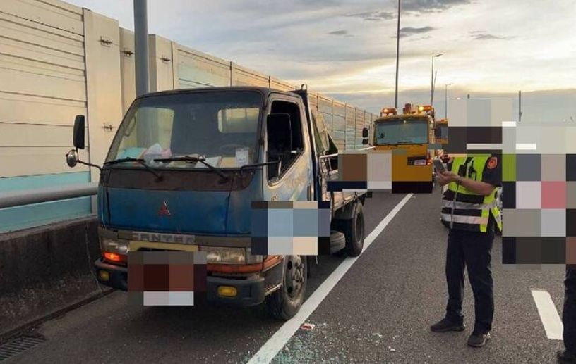 ▲國道3號197公里處，今（5）日晚間6點14分發生一起死亡車禍，小貨車駕駛在路肩下車綑綁貨物，結果被後方貨車撞飛，傷重不治。（圖／翻攝畫面）