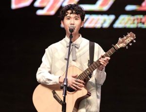 ▲黃莑茗初舞台表演自創歌曲〈有一點動心〉。(圖/野火娛樂) ▲黃莑茗初舞台表演自創歌曲〈有一點動心〉。(圖/野火娛樂)