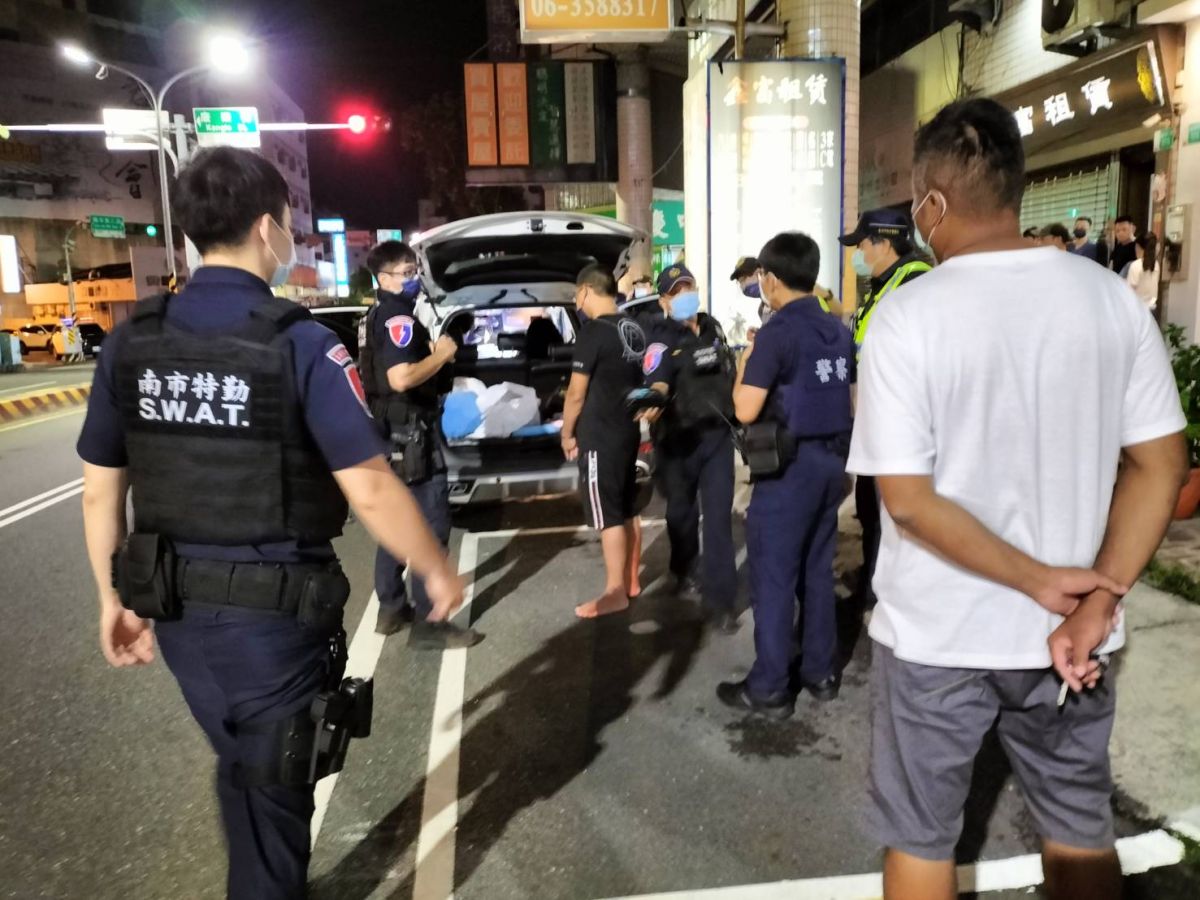 ▲蔡男最終在大批警力優勢下，被包圍逮捕。（圖／翻攝畫面）