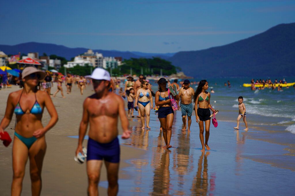 ▲美國麻薩諸塞州檢察長辦公室批准一項允許任何人、無論性別，在南特基鎮海灘都可上空的法律修正案，推翻先前針對女性裸露處以300美元（新台幣9200元）罰款或最高3年監禁的規定。（圖／美聯社／達志影像）