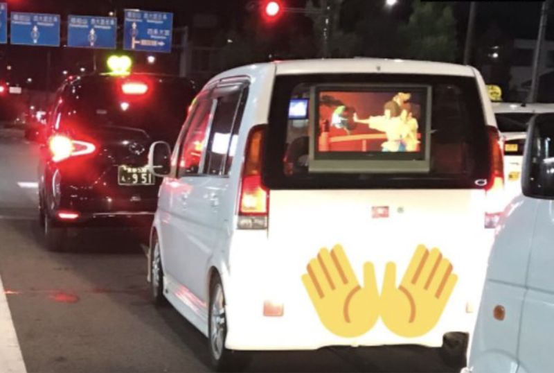 ▲一台轎車的後擋風玻璃內有小電視，上頭還正在對外播放《神隱少女》。（圖／翻攝自臉書「加藤軍台灣粉絲團 2.0」）