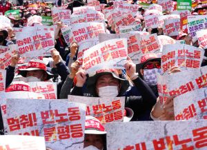 ▲今年5月1號勞動節，韓國首爾舉行的要求改善工作條件和改善勞工權利集會。民眾高舉寫著「停止苛待勞工」標語。（圖／美聯社）