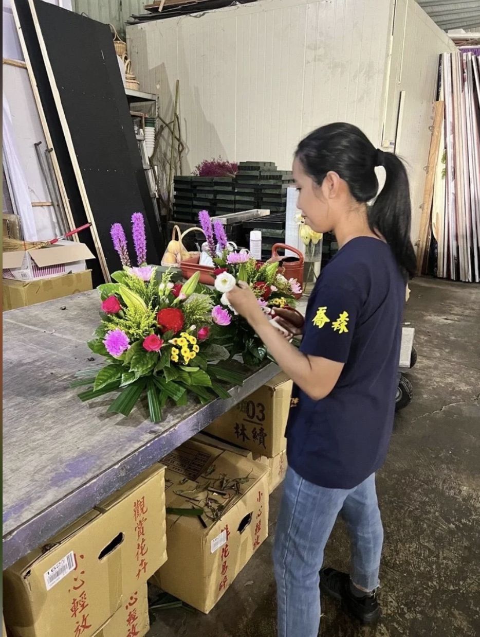 ▲新住民阮玉維巧手插花藍。（圖／移民署南區事務大隊嘉義縣服務站提供）