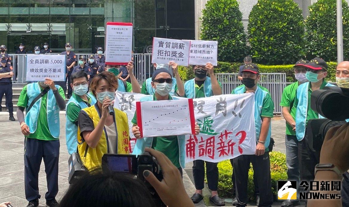 ▲中華快遞決定在下週一（11日）發起第二波全台總罷工，預估全台將有700到800家銀行受影響。（資料照／記者黃仁杰攝）