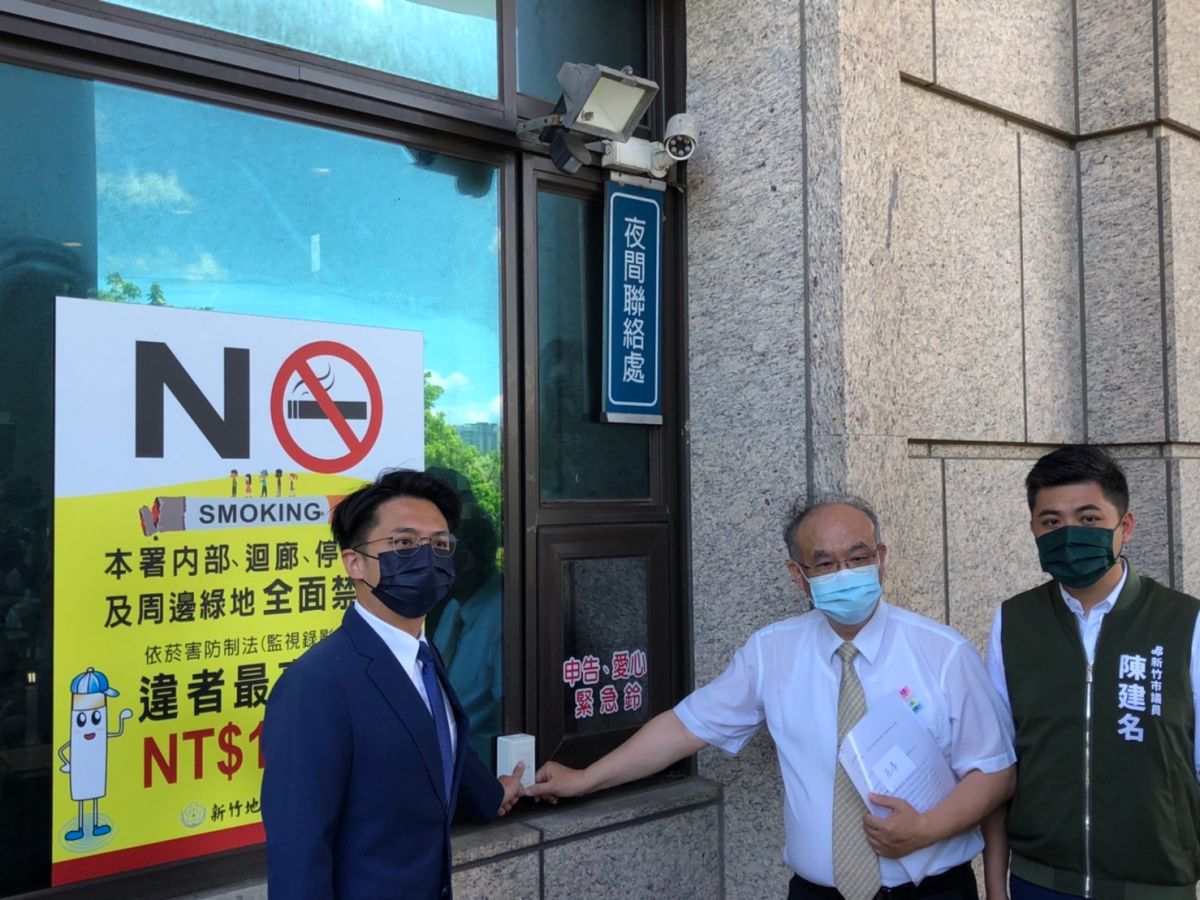 ▲新竹市長林智堅遭指論文抄襲，林的律師楊隆源與市議員劉康彥今赴地檢署按鈴控告。（圖／新竹市府提供）