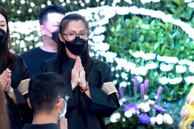 侯怡君淚灑父親告別式!蕭大陸陪伴身旁 扶持暴瘦愛妻