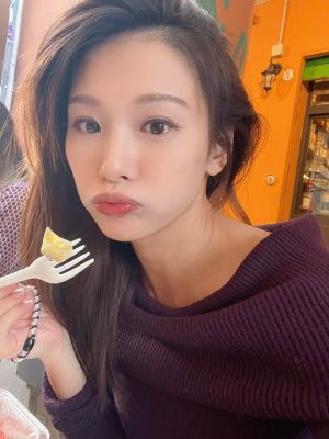 艾莉絲兩段婚姻都是嫁給外籍老公。(圖/翻攝艾莉絲 X IRIS臉書) ▲艾莉絲兩段婚姻都是嫁給外籍老公。(圖/翻攝艾莉絲 X IRIS臉書)