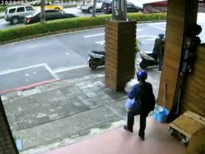 ▲鳳山分局目前已鎖定1名身穿藍色外套、藍色安全帽、背黑色背包，騎乘機車前往的男子所為。（圖／林志鴻服務處提供）