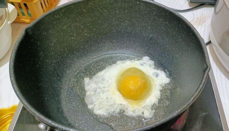 ▲原PO將結凍蛋硬是當作荷包蛋煎，沒想到相當成功。（圖／翻攝自廚藝公社）