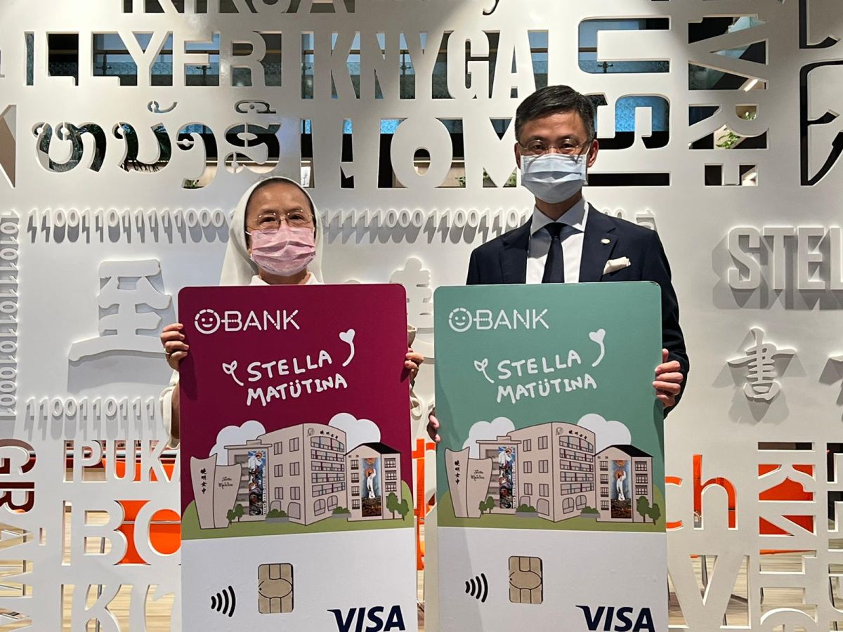 ▲「曉明女中認同卡」簽約儀式由王道銀行李芳遠總經理(右)及曉明女中劉瑞瓊校長(左)及共同主持。（圖／品牌提供）