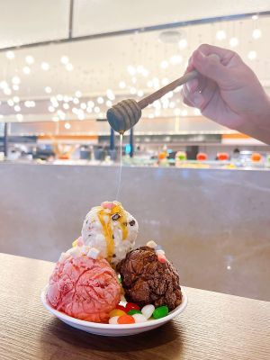 ▲台北凱達與瑞士知名的冰淇淋品牌「莫凡彼」合作舉辦「冰淇淋DIY達人大賽」，只要於FB指定貼文分享，就有機會省下一個月的午餐費。（圖／業者提供）