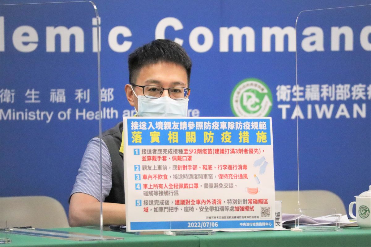 ▲指揮中心醫療應變組副組長羅一鈞說明接送入境相關規防疫措施。（圖／指揮中心）