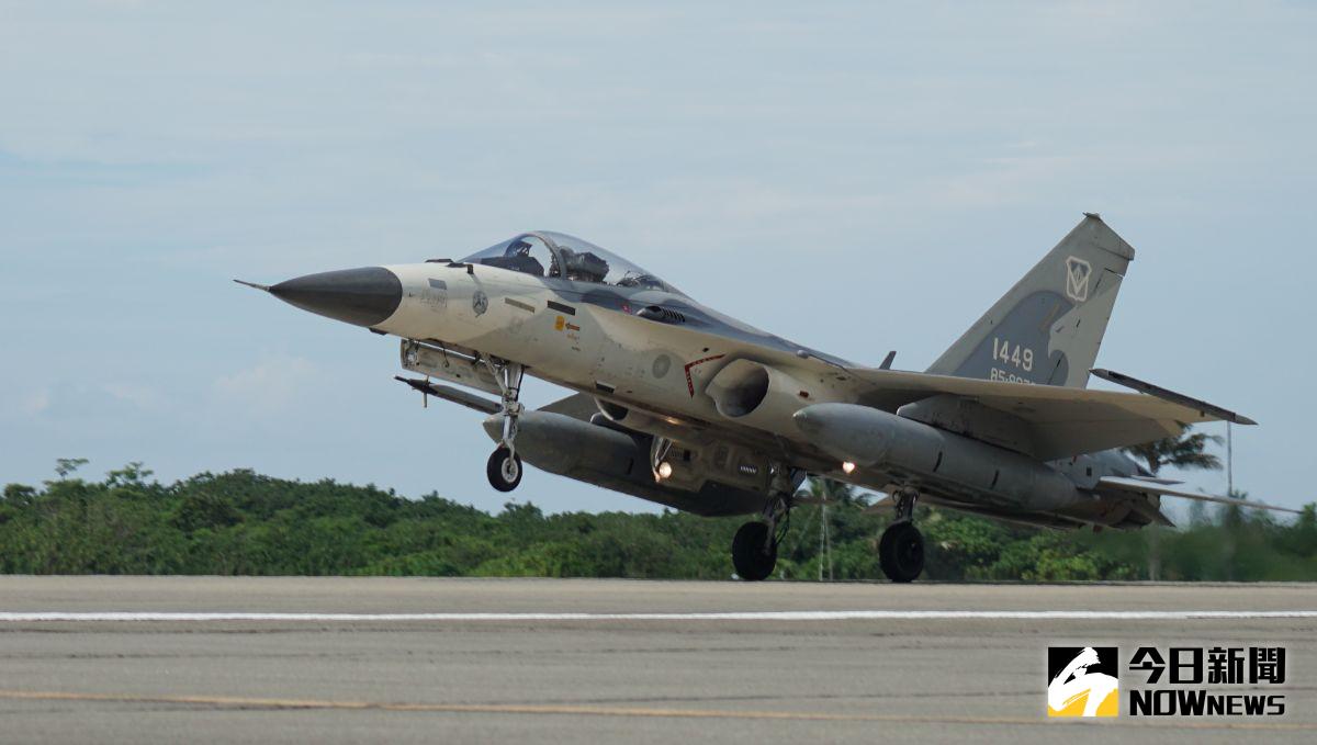 ▲國軍晚間一架IDF經國號戰機傳出在執行訓練時，因起落架異常，緊急在台中清泉崗機場降落。（示意圖，非當事飛機／記者呂炯昌攝，資料照片）